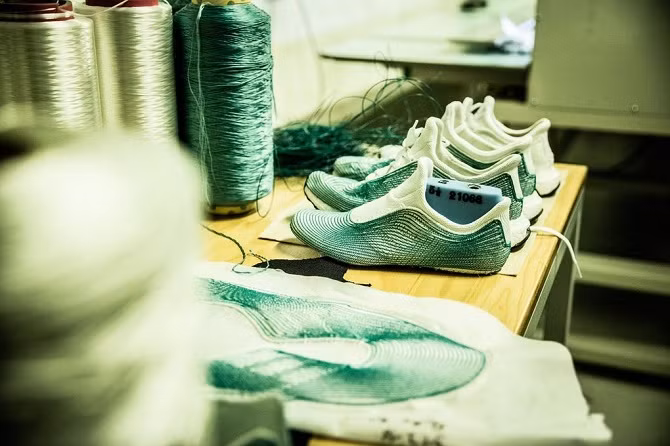 Adidas sản xuất giày từ rác thải đại dương