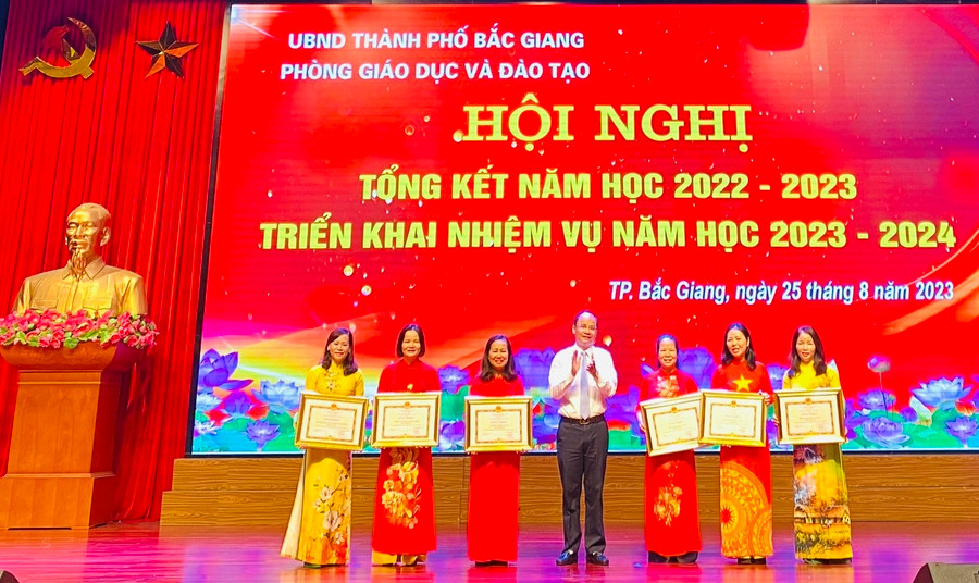 Ông Đặng Đình Hoan trao Bằng khen của Chủ tịch UBND tỉnh Bắc Giang cho các tập thể.