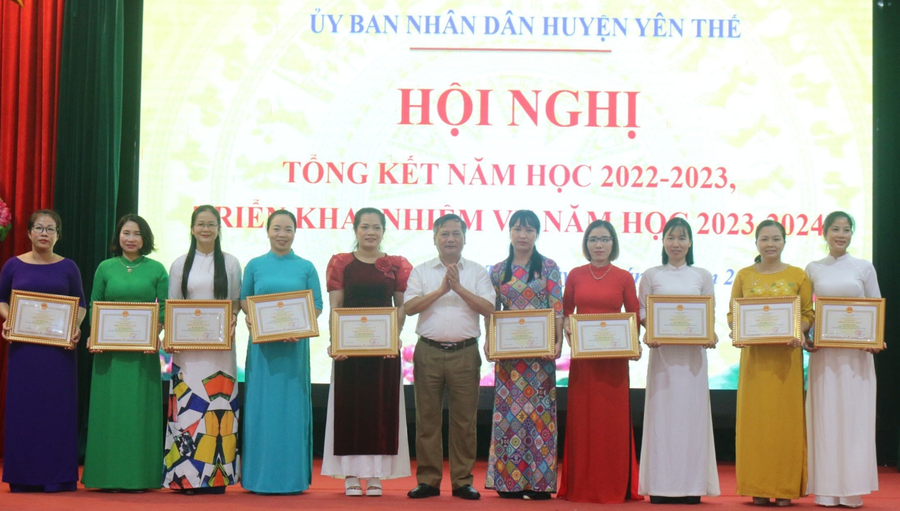 Ông Nguyễn Văn Thanh - Chủ tịch HĐND huyện Yên Thế trao tặng danh hiệu Chiến sĩ thi đua cơ sở cho các cá nhân. Ông Nguyễn Văn Thanh - Chủ tịch HĐND huyện Yên Thế trao tặng danh hiệu Chiến sĩ thi đua cơ sở cho các cá nhân.