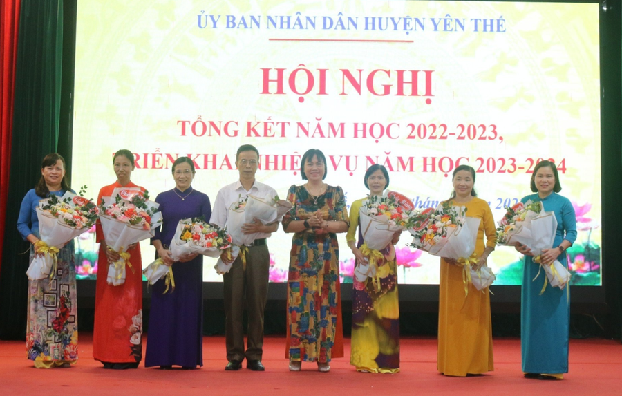 Trần Thị Ánh Tuyết - Trưởng phòng GD&ĐT huyện Yên Thế tặng hoa cán bộ quản lý về nghỉ hưu. Trần Thị Ánh Tuyết - Trưởng phòng GD&ĐT huyện Yên Thế tặng hoa cán bộ quản lý về nghỉ hưu.