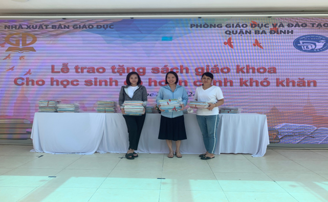Đại diện trường học trên địa bàn quận Ba Đình nhận sách cho học sinh có hoàn cảnh khó khăn. Đại diện trường học trên địa bàn quận Ba Đình nhận sách cho học sinh có hoàn cảnh khó khăn.