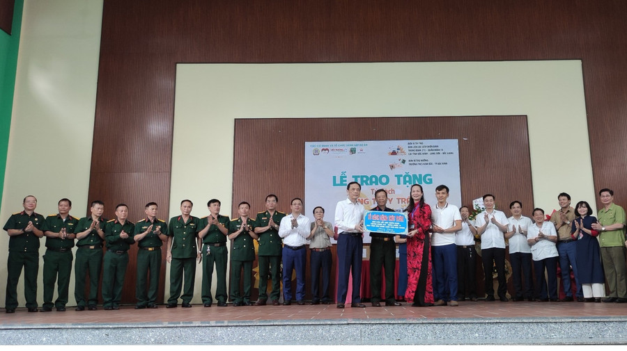 Các cựu chiến binh của Trung đoàn phòng không 272, Quân đoàn 14, Quân khu I và các đại biểu trao tặng biểu trưng tủ sách Đặng Thùy Trâm cho Trường THCS Kinh Bắc. Các cựu chiến binh của Trung đoàn phòng không 272, Quân đoàn 14, Quân khu I và các đại biểu trao tặng biểu trưng tủ sách Đặng Thùy Trâm cho Trường THCS Kinh Bắc.