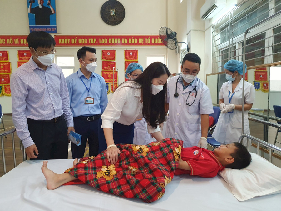 Lãnh đạo quận Ba Đình và phường Thành Công, Phòng Y tế quận thăm hỏi bệnh nhân trong buổi diễn tập. Lãnh đạo quận Ba Đình và phường Thành Công, Phòng Y tế quận thăm hỏi bệnh nhân trong buổi diễn tập.