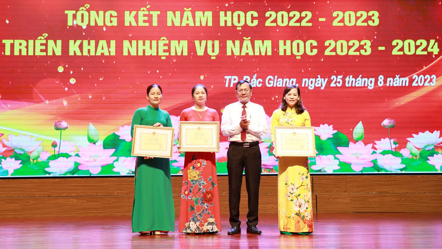Thừa ủy quyền, ông Nguyễn Văn Thêm, Phó Giám đốc Sở GD&ĐT Bắc Giang trao Bằng khen của Bộ trưởng Bộ GD&ĐT cho các tập thể, cá nhân (Ảnh BBG). Thừa ủy quyền, ông Nguyễn Văn Thêm, Phó Giám đốc Sở GD&ĐT Bắc Giang trao Bằng khen của Bộ trưởng Bộ GD&ĐT cho các tập thể, cá nhân (Ảnh BBG).