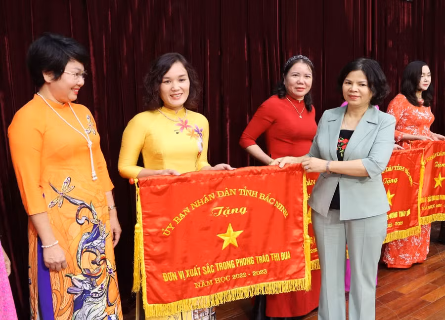 Chủ tịch UBND tỉnh Bắc Ninh - Nguyễn Hương Giang trao cờ thi đua cho các tập thể.