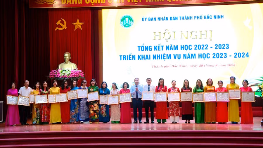 Thừa ủy quyền, ông Nguyễn Thế Sơn - Giám đốc Sở GD&amp;ĐT Bắc Ninh trao Bằng khen của Chủ tịch UBND tỉnh cho các tập thể.