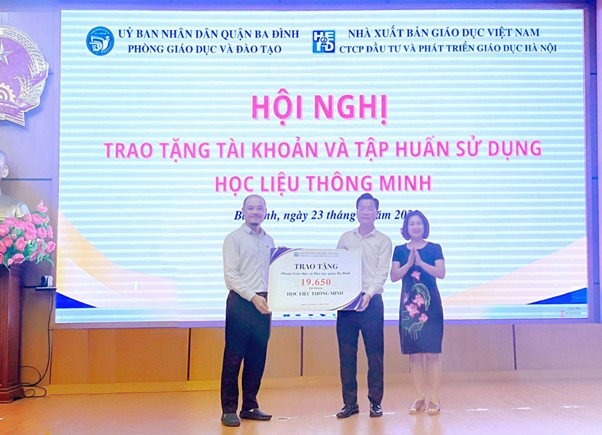 Ông Phạm Quốc Cường - Phó Tổng Giám đốc Công ty Cổ phần Đầu tư và Phát triển Giáo dục Hà Nội (bên trái) trao biểu trưng tài khoản Học liệu thông minh. Ông Phạm Quốc Cường - Phó Tổng Giám đốc Công ty Cổ phần Đầu tư và Phát triển Giáo dục Hà Nội (bên trái) trao biểu trưng tài khoản Học liệu thông minh.