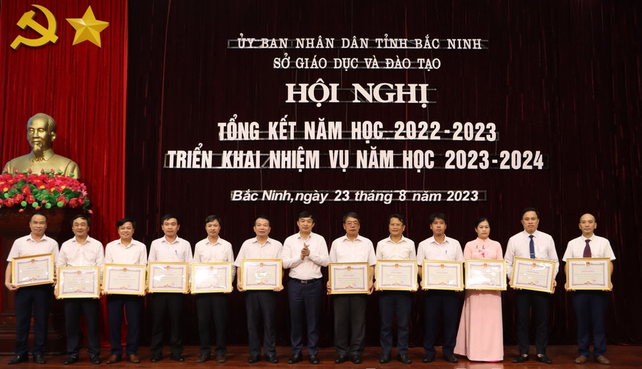 Chủ tịch Ủy ban MTTQ tỉnh Bắc Ninh - Nguyễn Đình Lợi trao Bằng khen của Chủ tịch UBND tỉnh cho các tập thể. Chủ tịch Ủy ban MTTQ tỉnh Bắc Ninh - Nguyễn Đình Lợi trao Bằng khen của Chủ tịch UBND tỉnh cho các tập thể.