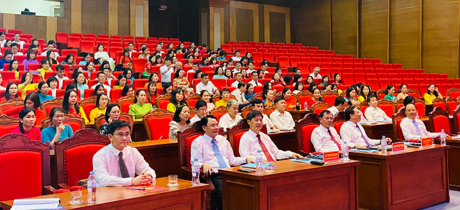 Đại biểu dự hội nghị. Đại biểu dự hội nghị.