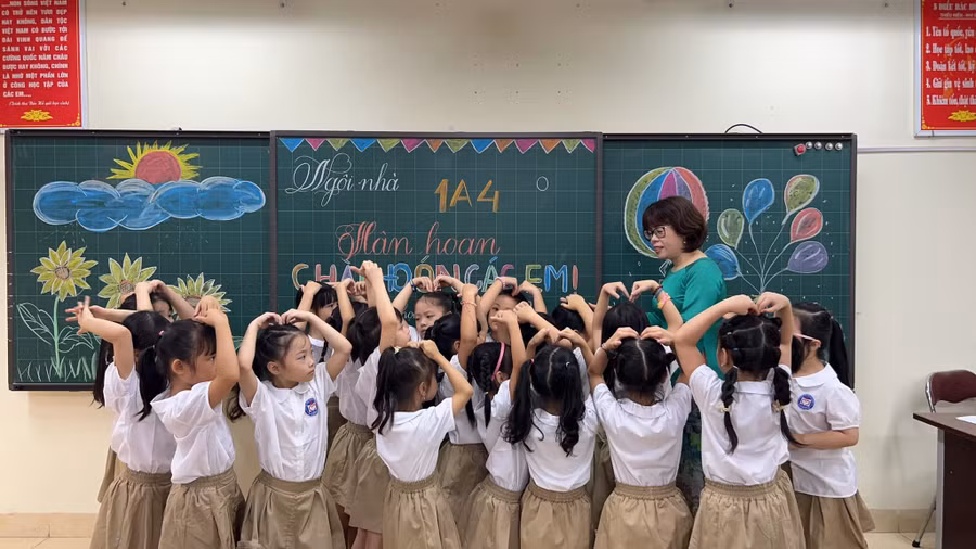 Học sinh lớp 1 Trường Tiểu học Võ Cường (TP Bắc Ninh) tựu trường sáng 21/8.