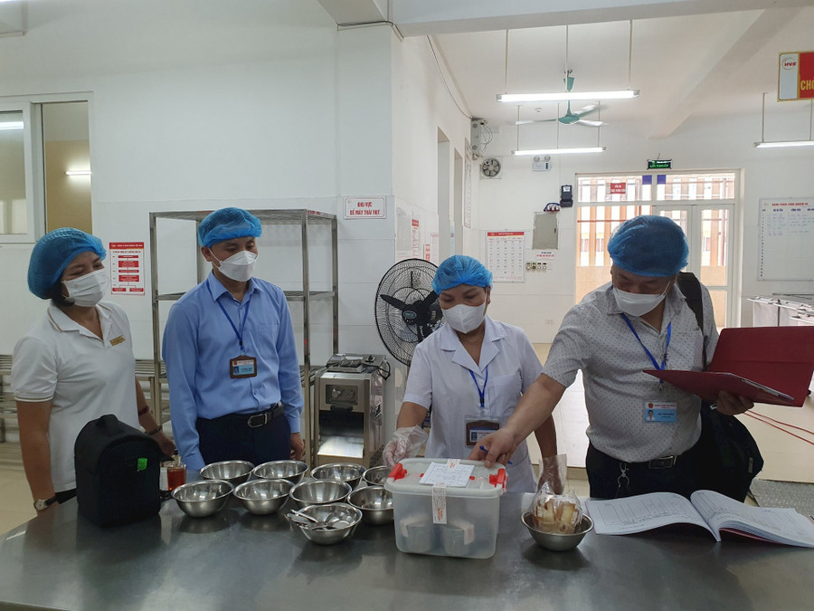 Lấy mẫu thức ăn tại bếp ăn trường học nhằm phục vụ điều tra nguyên nhân. Lấy mẫu thức ăn tại bếp ăn trường học nhằm phục vụ điều tra nguyên nhân.