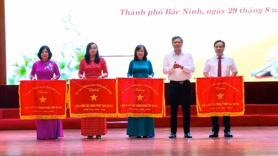 Thừa ủy quyền, ông Tạ Đăng Đoan - Bí thư Thành ủy Bắc Ninh trao cờ thi đua cho các đơn vị có thành tích xuất sắc.