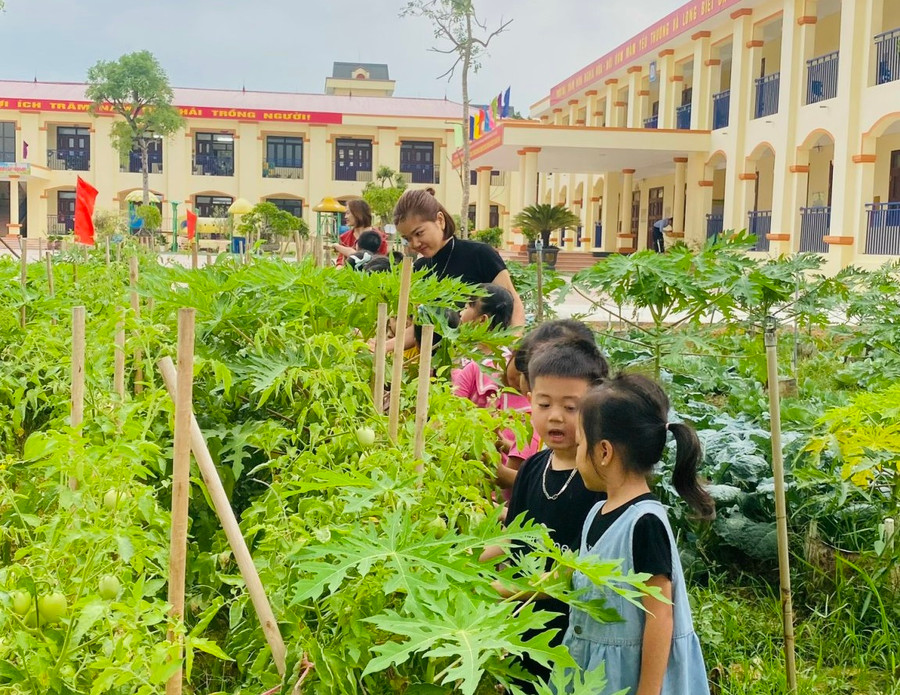 Trẻ mầm non Trường Mầm non Nghĩa Hòa (huyện Lạng Giang, Bắc Giang) trong một giờ học trải nghiệm.