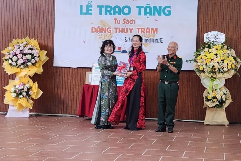 Trao tặng sách tại buổi lễ.