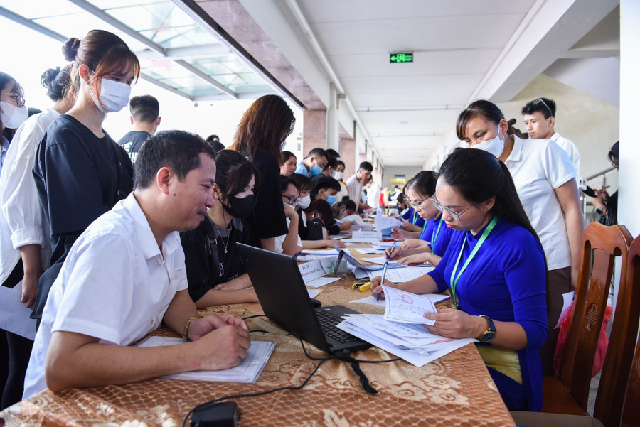 Phụ huynh đưa con đến nhập học được tư vấn, hướng dẫn các thủ tục. Phụ huynh đưa con đến nhập học được tư vấn, hướng dẫn các thủ tục.