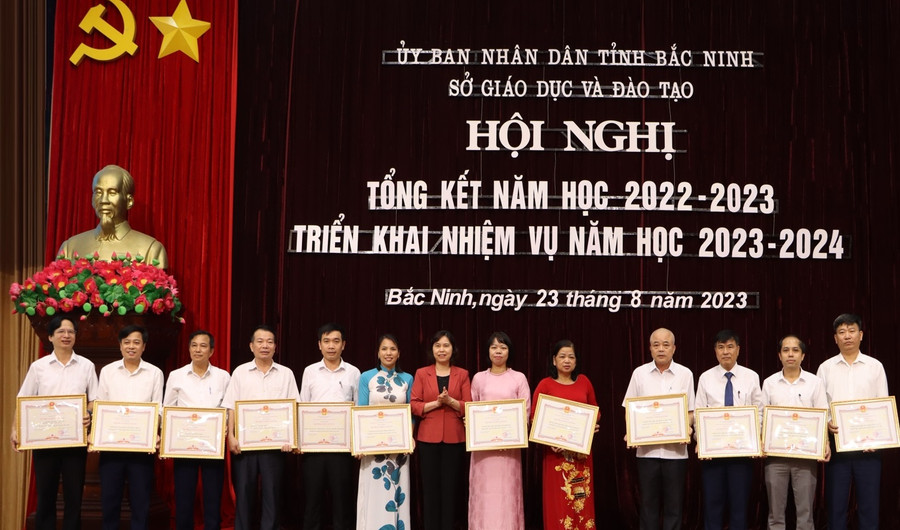 Phó Chủ tịch Thường trực HĐND tỉnh Bắc Ninh - Trần Thị Hằng trao danh hiệu Tập thể lao động xuất sắc cho các đơn vị. Phó Chủ tịch Thường trực HĐND tỉnh Bắc Ninh - Trần Thị Hằng trao danh hiệu Tập thể lao động xuất sắc cho các đơn vị.