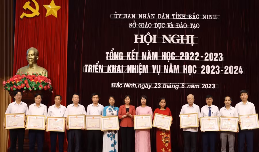 Phó Chủ tịch Thường trực HĐND tỉnh Bắc Ninh - Trần Thị Hằng trao danh hiệu Tập thể lao động xuất sắc cho các đơn vị.