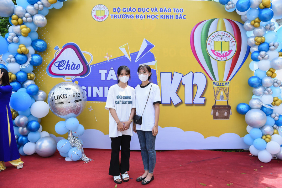 Nguyễn Thị Hồng Hạnh và bạn trong ngày đầu đến làm thủ tục nhập học. Nguyễn Thị Hồng Hạnh và bạn trong ngày đầu đến làm thủ tục nhập học.