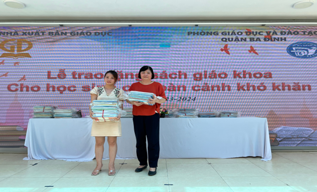 Đại diện trường học trên địa bàn quận Ba Đình nhận sách cho học sinh có hoàn cảnh khó khăn. Đại diện trường học trên địa bàn quận Ba Đình nhận sách cho học sinh có hoàn cảnh khó khăn.