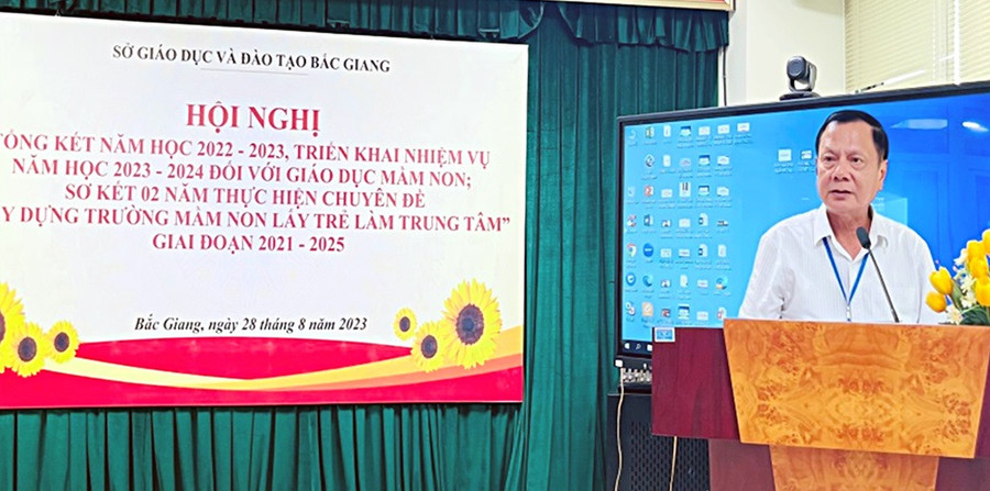 Ông Nguyễn Văn Thêm - Phó Giám đốc Sở GD&ĐT Bắc Giang phát biểu tại Hội nghị triển khai nhiệm vụ năm học 2023- 2024.