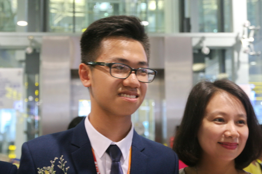 Thanh Lâm và mẹ tại sân bay Nội Bài trong ngày chiến thắng trở về Thanh Lâm và mẹ tại sân bay Nội Bài trong ngày chiến thắng trở về