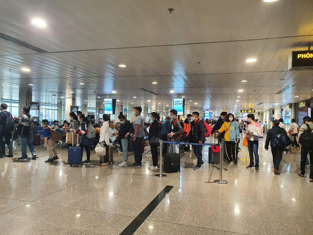 Hàng không đua bay đêm dịp Tết, giá vé rẻ không ngờ - Ảnh 1. Hàng không đua bay đêm dịp Tết, giá vé rẻ không ngờ - Ảnh 1.