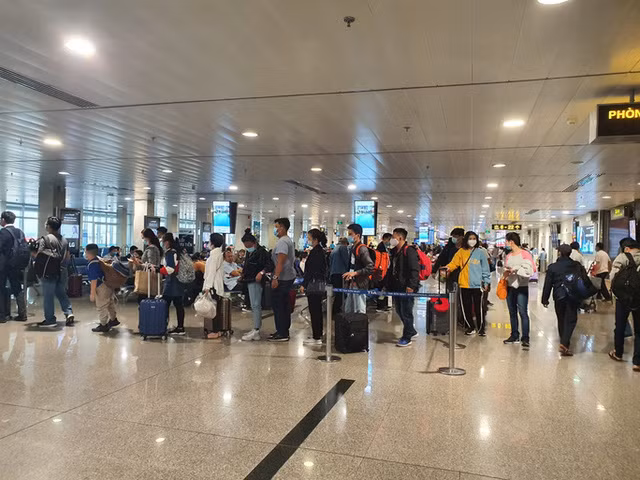  Hàng không đua bay đêm dịp Tết, giá vé rẻ không ngờ - Ảnh 1.