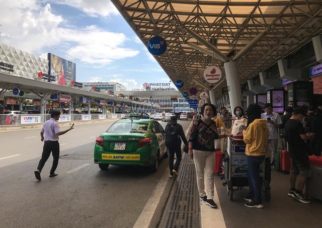 Hành khách thở dốc, vã mồ hôi hột khi vác hành lý 4 tầng để đón xe công nghệ tại Tân Sơn Nhất - Ảnh 17. Hành khách thở dốc, vã mồ hôi hột khi vác hành lý 4 tầng để đón xe công nghệ tại Tân Sơn Nhất - Ảnh 17.