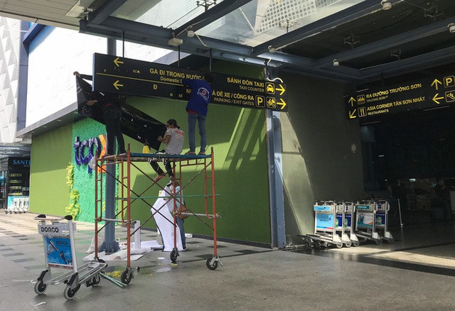 Hành khách thở dốc, vã mồ hôi hột khi vác hành lý 4 tầng để đón xe công nghệ tại Tân Sơn Nhất - Ảnh 3. Hành khách thở dốc, vã mồ hôi hột khi vác hành lý 4 tầng để đón xe công nghệ tại Tân Sơn Nhất - Ảnh 3.