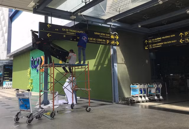  Hành khách thở dốc, vã mồ hôi hột khi vác hành lý 4 tầng để đón xe công nghệ tại Tân Sơn Nhất - Ảnh 3.