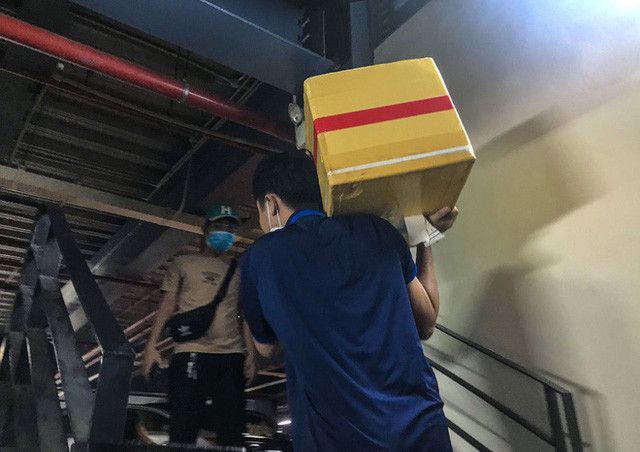 Hành khách thở dốc, vã mồ hôi hột khi vác hành lý 4 tầng để đón xe công nghệ tại Tân Sơn Nhất - Ảnh 8. Hành khách thở dốc, vã mồ hôi hột khi vác hành lý 4 tầng để đón xe công nghệ tại Tân Sơn Nhất - Ảnh 8.