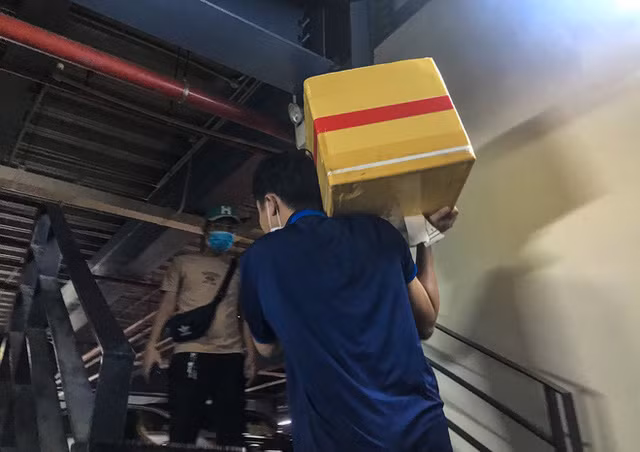  Hành khách thở dốc, vã mồ hôi hột khi vác hành lý 4 tầng để đón xe công nghệ tại Tân Sơn Nhất - Ảnh 8.