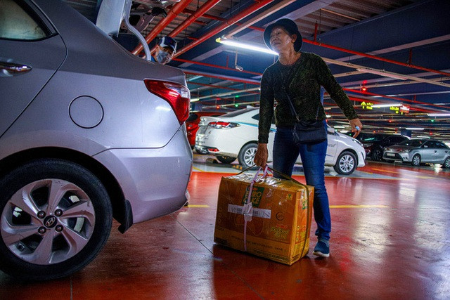 Hành khách thở dốc, vã mồ hôi hột khi vác hành lý 4 tầng để đón xe công nghệ tại Tân Sơn Nhất - Ảnh 14. Hành khách thở dốc, vã mồ hôi hột khi vác hành lý 4 tầng để đón xe công nghệ tại Tân Sơn Nhất - Ảnh 14.