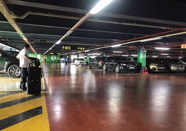  Hành khách thở dốc, vã mồ hôi hột khi vác hành lý 4 tầng để đón xe công nghệ tại Tân Sơn Nhất - Ảnh 15.