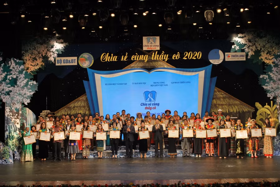 Các đồng chí: Võ Văn Thưởng- Trưởng ban Tuyên giáo Trung ương; Hà Ngọc Chiến- Chủ tịch Hội đồng Dân tộc của Quốc hội trao bằng khen cho các thầy cô giáo tiêu biểu