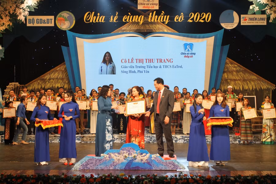 Thứ trưởng Bộ GD&amp;ĐT Ngô Thị Minh trao bằng khen cho các thầy cô giáo