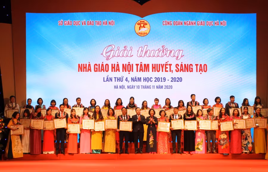 Lãnh đạo Sở GD&amp;ĐT Hà Nội, Công đoàn ngành GD Hà Nội trao tặng giải thưởng Nhà giáo Hà Nội tâm huyết sáng tạo lần thứ 4, năm học 2019-2020