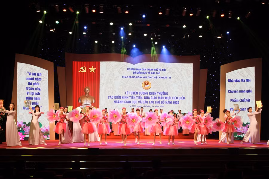 Văn nghệ chào mừng buổi lễ