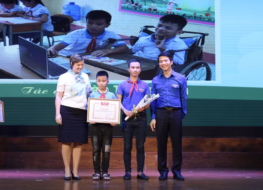  Ban Tổ chức trao giải nhất cuộc thi ảnh "Việc tốt vì trẻ em"