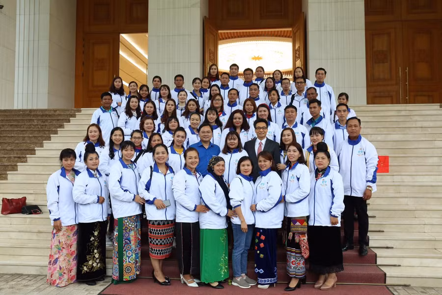 Phó Thủ tướng chụp ảnh lưu niệm cùng các đại biểu.