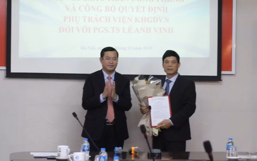 Thứ trưởng Nguyễn Văn Phúc tặng hoa GS.TS Trần Công Phong