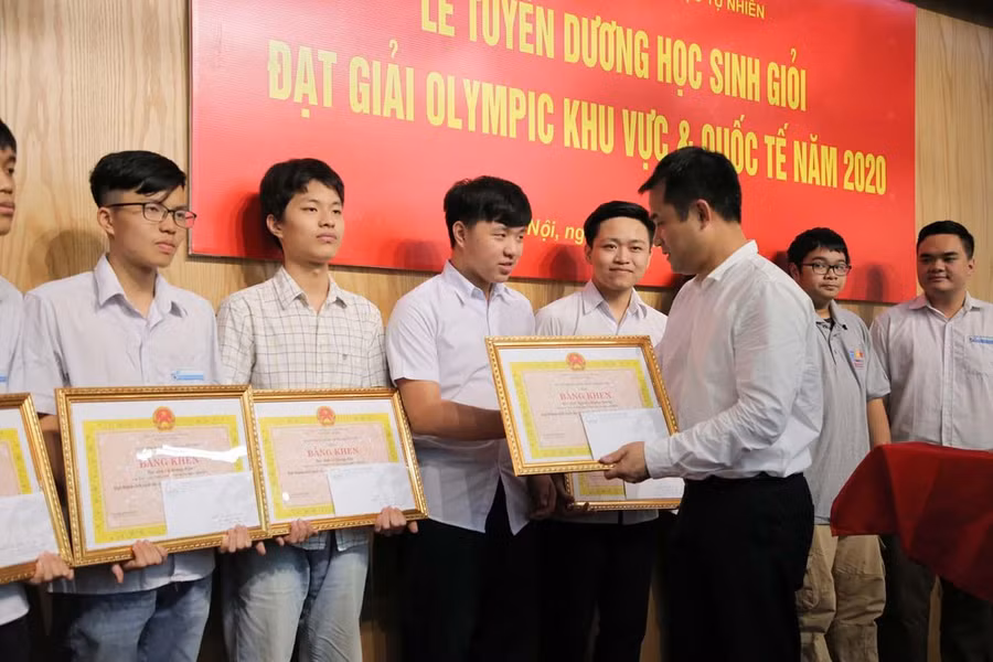 Học sinh Trường THPT chuyên Khoa học Tự nhiên tiếp tục đạt thành tích xuất sắc trong các kì thi Olympic quốc tế trong năm 2020.