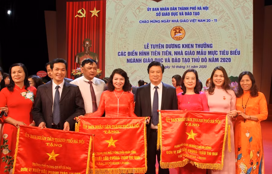 Các đại biểu dự buổi lễ