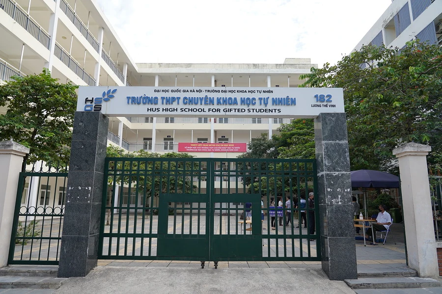 Trường THPT chuyên Khoa học Tự nhiên.