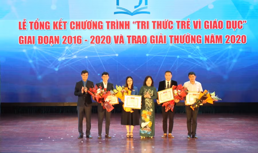 Thứ trưởng Ngô Thị Minh và Bí thư Trung ương Đoàn Bùi Quang Huy trao bằng khen cho các đơn vị đạt thành tích xuất sắc.