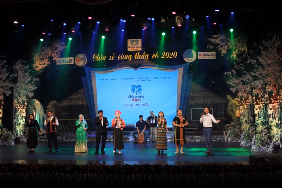 Tiết mục văn nghệ do chính các thầy cô giáo dân tộc thiểu số được tuyên dương biểu diễn