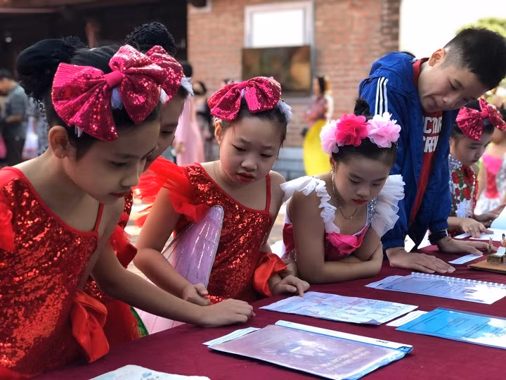 Học sinh tìm hiểu tài liệu về nhà giáo Chu Văn An