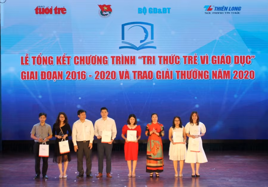 Ban tổ chức trao giải cho các nhà báo có tác phẩm đoạt giải Hành trình tri thức trẻ vì giáo dục năm 2020
