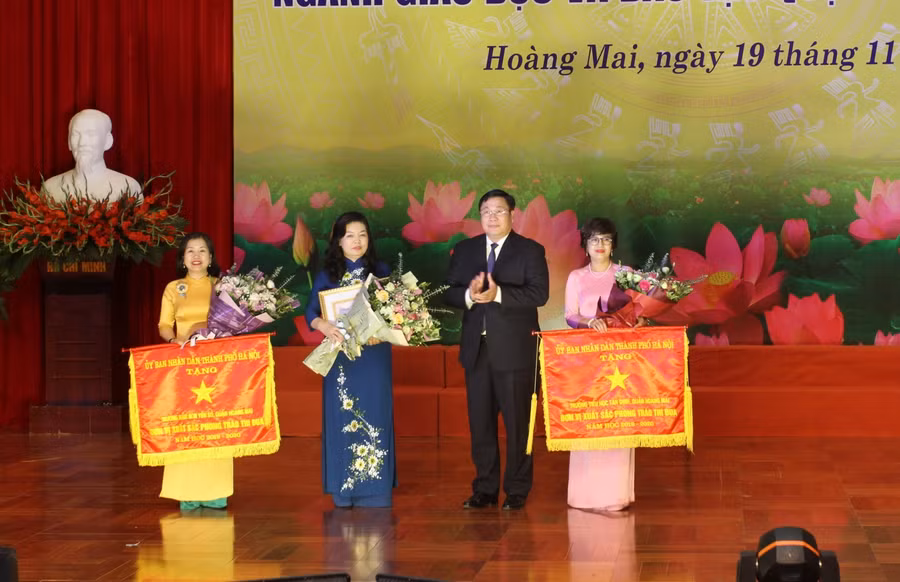 Bí thư quận ủy Hoàng Mai Nguyễn Quang Hiếu tặng cờ thi đua của UBND TP Hà Nội cho các đơn vị đạt thành tích xuất sắc trong phong trào thi đua