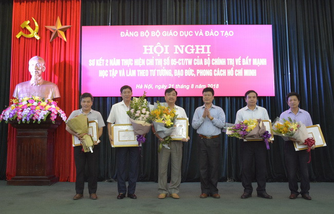 Bộ GD&ĐT tổ chức hội nghị sơ kết 2 năm thực hiện chỉ thị số 05-CT/TW của Bộ Chính trị ảnh 3